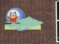 908327 Afbeelding van het beeldmerk op de gevel van de school voor katholiek basisonderwijs St. Jan de Doper ...